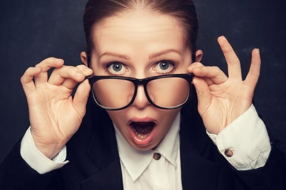 Nwatakịrị nwanyị nwere iko